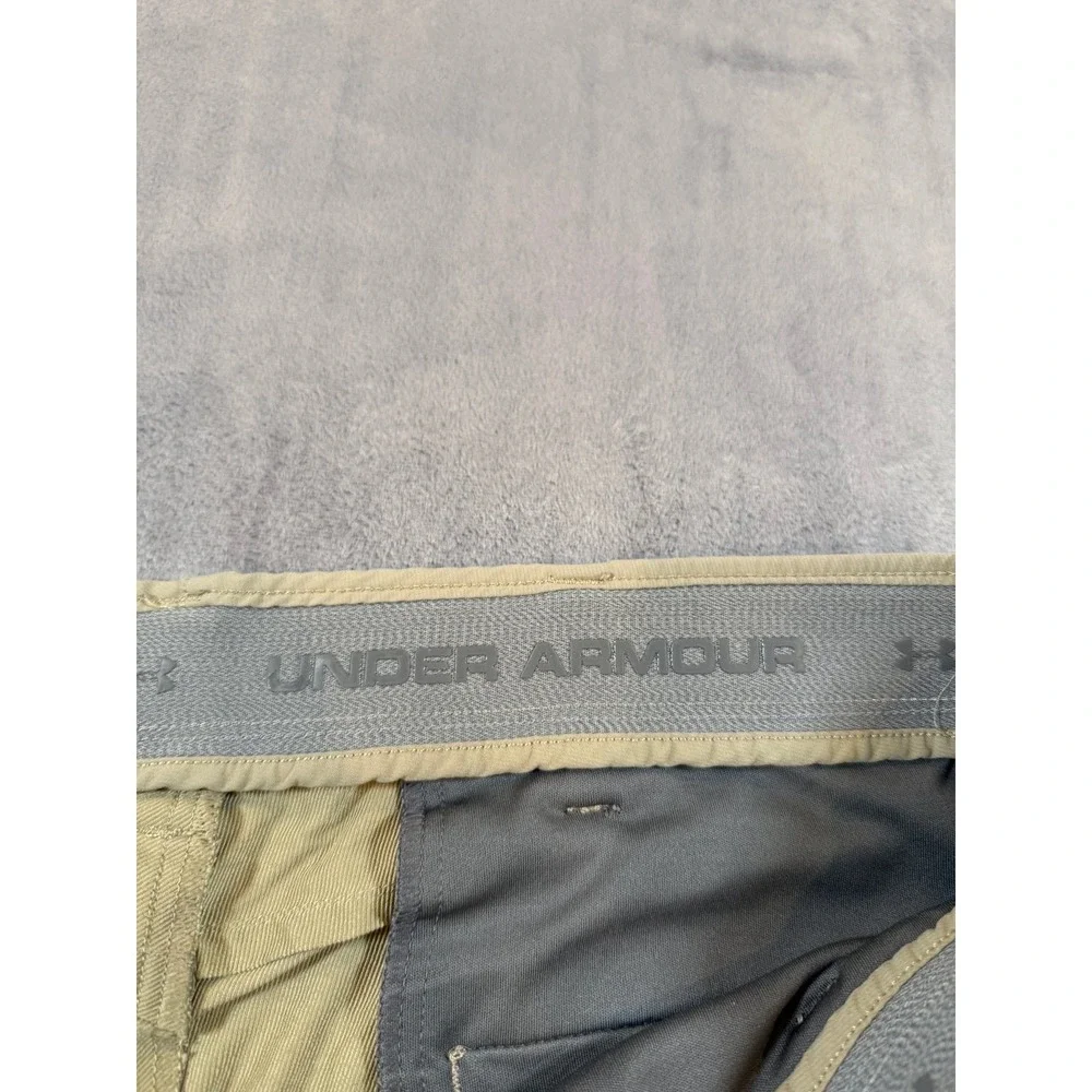 Under Armour Men's HeatGear Loose Fit Flat Front Tan Shorts Size 40 Golf Casual